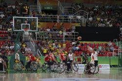 Lanzamiento a canasta de Asier García (13), en el España-Gran Bretaña (69-63) de las semifinales del torneo paralímpico de baloncesto