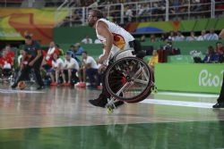 Asier García (13), en un momento del España-Gran Bretaña (69-63) de semifinales del torneo paralímpico de baloncesto