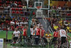 Alejandro Zarzuela (9) intenta un lanzamiento a canasta en el partido de semifinales del torneo de baloncesto entre Espaa y Gran Bretaa que le acabara dando a la seleccin el pase a la final (69-63)