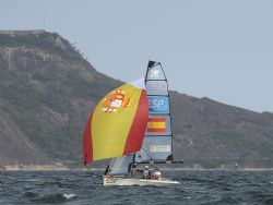 Sergi Roig y Violeta del Reino, dcimos en la clase skud18.