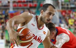 Pablo Zarzuela (7) se sacude la presin de un rival en el Espaa-Gran Bretaa (69-63) de semifinales del torneo paralmpico de baloncesto