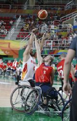 Alejandro Zarzuela (9) lanza a canasta ante la oposición de un rival en el España-Gran Bretaña (69-63) de las semifinales del torneo paralímpico de baloncesto