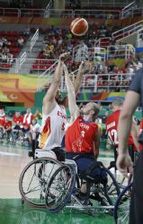 Alejandro Zarzuela (9) lanza a canasta ante la oposicin de un rival en el Espaa-Gran Bretaa (69-63) de las semifinales del torneo paralmpico de baloncesto