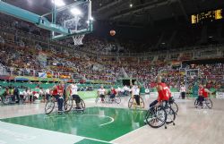 Pablo Zarzuela (7) lanza un tiro libre durante el partido de baloncesto Espaa-Gran Bretaa (69-63)