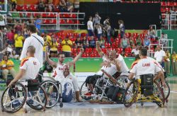 Jugadores de la seleccin espaola de baloncesto festejan la victoria sobre Gran Bretaa (69-63) que supone el pasaporte a la final de los Juegos Paralmpicos