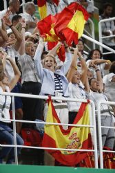 La infanta Elena festeja una canasta de la seleccin espaola durante el Espaa-Gran Bretaa (69-63) de semifinales de los Juegos Paralmpicos