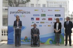 La infanta Elena, junto a la ministra de Sanidad, Servicios Sociales e Igualdad en funciones, Ftima Bez; el vicepresidente del Comit Paralmpico Espaol, Jos Alberto lvarez; y el consejero delegado de Sanitas, Iaki Eraso.