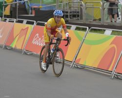 Eduardo Santas en la final de ciclismo en ruta