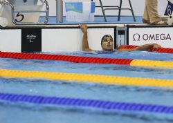 Perales, medalla de plata en los 100 libres (S5) observa el crono tras llegar a meta