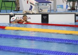 Teresa Perales (subcampeona) y Zhang Li (campeona) al trmino de la final de 100 libres de Ro 2016 , clase S5