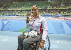 Teresa Perales con la medalla de los 100 libres (S5)