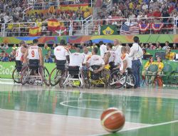 Imagen de un tiempo muerto en la final paralmpica de baloncesto entre Espaa y Estados Unidos (52-68)