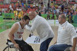 El cuerpo tcnico consuela a Agustn Alejos (51) tras perder la final de baloncesto de los Juegos de Rio 2016 ante Estados Unidos (52-68)