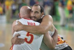Alejandro Zarzuela y Carlos Vera se abrazan tras conseguir la medalla de plata en el torneo paralímpico de baloncesto en Rio 2016
