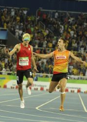 Gerard Descarrega y su guía, Marcos Blanquiño, se proclamaron campeones paralímpicos en los 400 metros lisos.