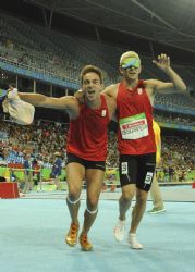 Gerard Descarrega y su gua, Marcos Blanquio, tras proclamarse campeones paralmpicos en los 400 metros lisos.