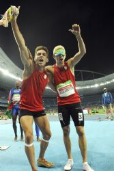 Gerard Descarrega y su guía, Marcos Blanquiño, tras prolcamarse campeones paralímpicos en los 400 metros lisos.