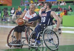 Jess Romero (17), lucha por un baln en la final del torneo paralmpico de baloncesto de Rio 2016 entre Espaa y Estados Unidos (52-68)