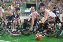 Asier García (13) y Dani Stix (4) luchan por un balón durante el partido entre España y Estados Unidos (52-68) de la final paralímpica de baloncesto.