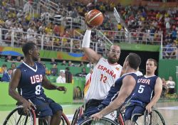 Asier García (13) intenta una acción ofensiva durante la final paralímpica de baloncesto entre España y Estados Unidos (52-68)