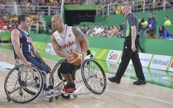 David Mouriz (14) intenta una acción de ataque en el España-Estados Unidos (52-68) de la final paralímpica de baloncesto.