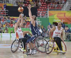 Jordi Ruiz (11) lanza a canasta durante el partido de la final paralmpica de baloncesto que enfrent a Espaa y Estados Unidos (52-68)