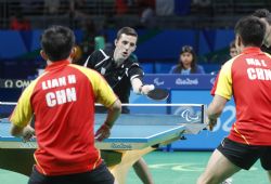 Jos Manuel Ruiz golpea la bola durante el partido de la final por equipos de tenis de mesa de Rio 2016 entre China y Espaa (2-1)