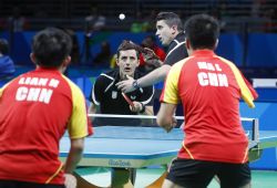 Jorge Cardona se dispone a sacar en el partido de dobles de la final por equipos del torneo paralmpico de tenis de mesa en la que China venci a Espaa por 2-1.