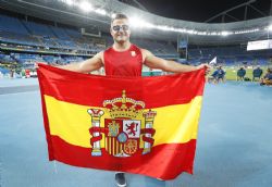 David Casinos festeja la medalla de bronce conseguida en la final de lanzamiento de disco (38,58 metros)