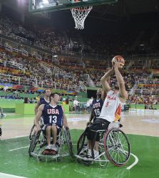 El gaditano Alejandro Zarzuela se dispone a tirar a canasta en la final contra EE.UU. en los Juegos Paralmpicos de Ro