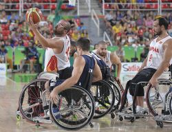 Asier intercepta el baln junto a sus compaeros de equipo, Pablo Zarzuela y Jordi Ruiz en la final contra EE.UU.