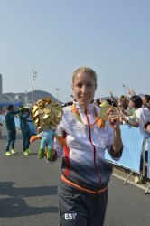 Elena Congost, con la medalla de campeona paralmpica de maratn en clase T12 (poco resto de visin), en la que hizo un tiempo de 3:01?T 43?.