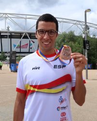 Joan Munar recoge la medalla de bronce en los 100 metros T12 durante el Campeonato del Mundo de Atletismo Paralmpico de Londres.