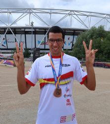 Joan Munar recoge la medalla de bronce en los 100 metros T12 durante el Campeonato del Mundo de Atletismo Paralmpico de Londres.