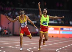 Gerard Descarrega y Marcos Blanquio ganan la medalla de oro en 400 metros T11 durante el Campeonato del Mundo de Atletismo Paralmpico de Londres.