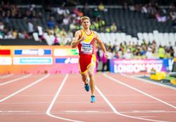 Jos Luis Fernndez corre la final de los 400 metros T12 en el Mundial de Atletismo Paralmpico de Londres.