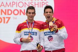 Gerard Descarrega y Marcos Blanquio ganan la final de 400 metros T11 durante el Campeonato del Mundo de Atletismo de Londres.