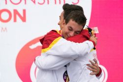 Gerard Descarrega y Marcos Blanquio ganan la final de 400 metros T11 durante el Campeonato del Mundo de Atletismo de Londres.