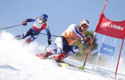 Andrés Boira y su guía Félix Aznar en la prueba de la Copa del Mundo de Esquí Paralímpico en La Molina (Girona), enero de 2009