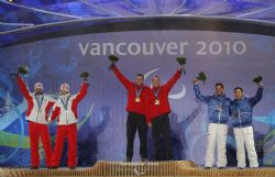 Jon Santacana y Miguel Galindo reciben la medalla de plata en eslalon.