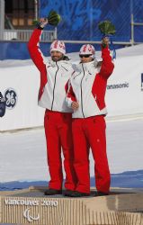 Jon Santacana y Miguel Galindo reciben el oro en descenso.