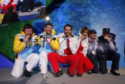 Jon Santacana y Miguel Galindo reciben el oro en descenso.