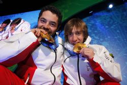 Jon Santacana y Miguel Galindo reciben el oro en descenso.