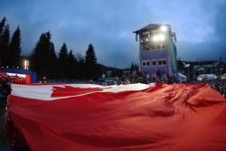 Despliegue de la bandera canadiense en la Ceremonia de Clausura.