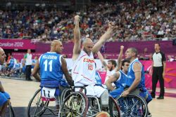 Ismael Garca, celebrando la primera victoria del equipo Paralmpico Espaol contra  Italia.