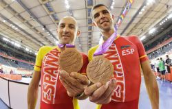 Miguel Ángel Clemente y Diego Muñoz, enseñan sus medallas de bronce.