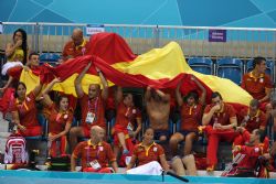 Nadadores del equipo Paralímpico Español animando.