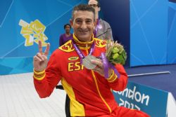 Sebastian Rodriguez, gana medalla de plata en los 200 metros libres.