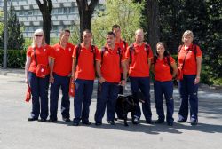 Deportistas paralmpicos acuden al acto de despedida.