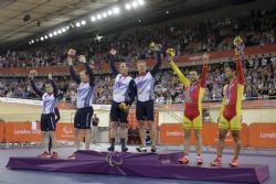 Jose Enrique Porto y Jose Antonio Villanueva en el podium con la medalla de bronce en la prueba de velocidad.